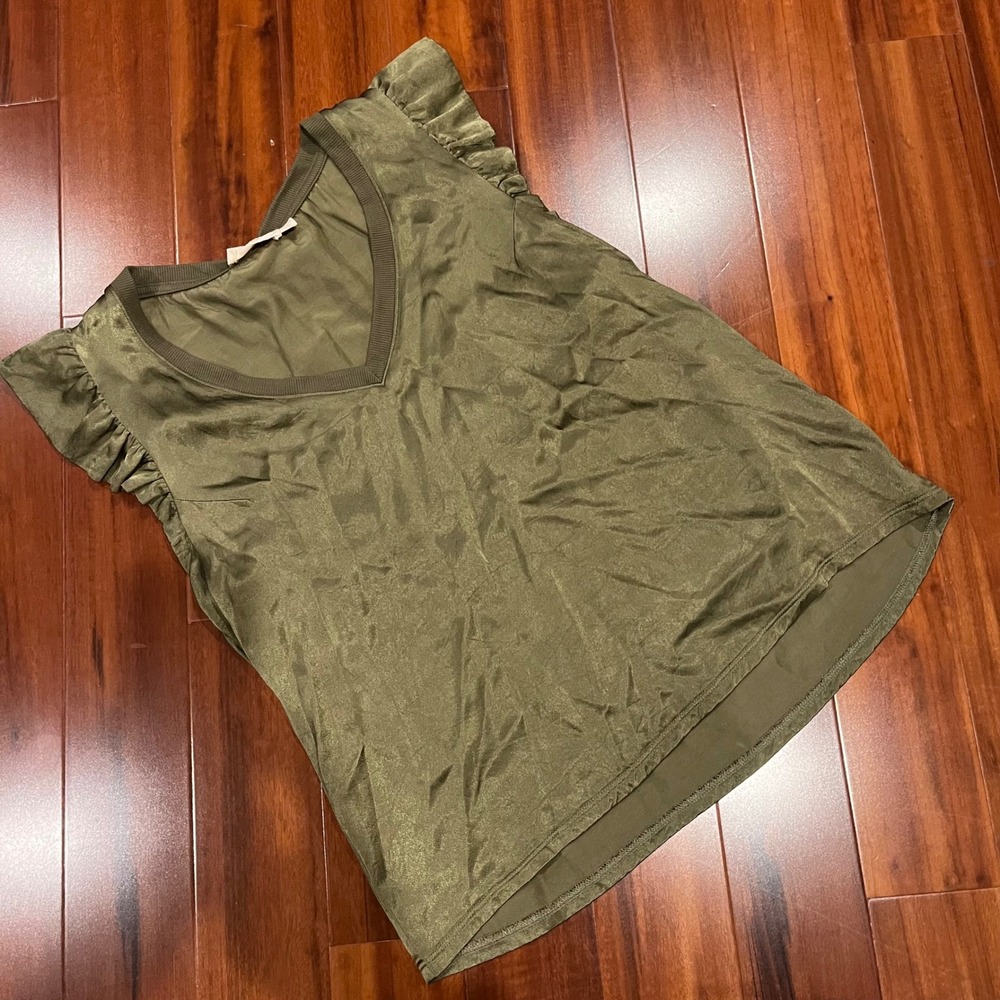 NATION Green Tshirt Top Olive Green Ruffle Short Sleeve VNeck Tee Size Small